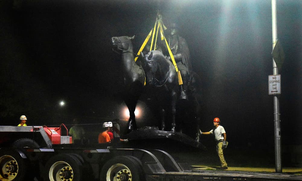 Las estatuas fueron retiradas de su pedestal y llevadas a un lugar no revelado. Está previsto que la alcaldesa de la ciudad, Catherine Pugh, ofrezca una rueda de prensa este miércoles.