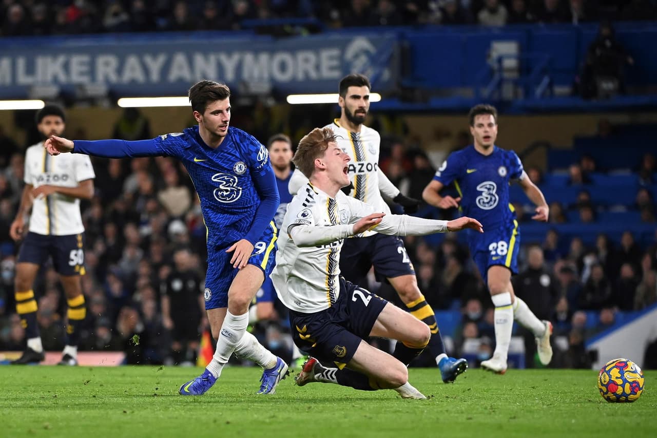 Chelsea y Everton empatan 1-1 en Stamford Bridge. Mason Mount abrió el marcador para los 'Blues', pero Jarrad Branthwaite igualó el encuentro y reparten puntos durante la J17 en la Premier League. Los de Tuchel se alejan de la cima y ya son terceros en la tabla.