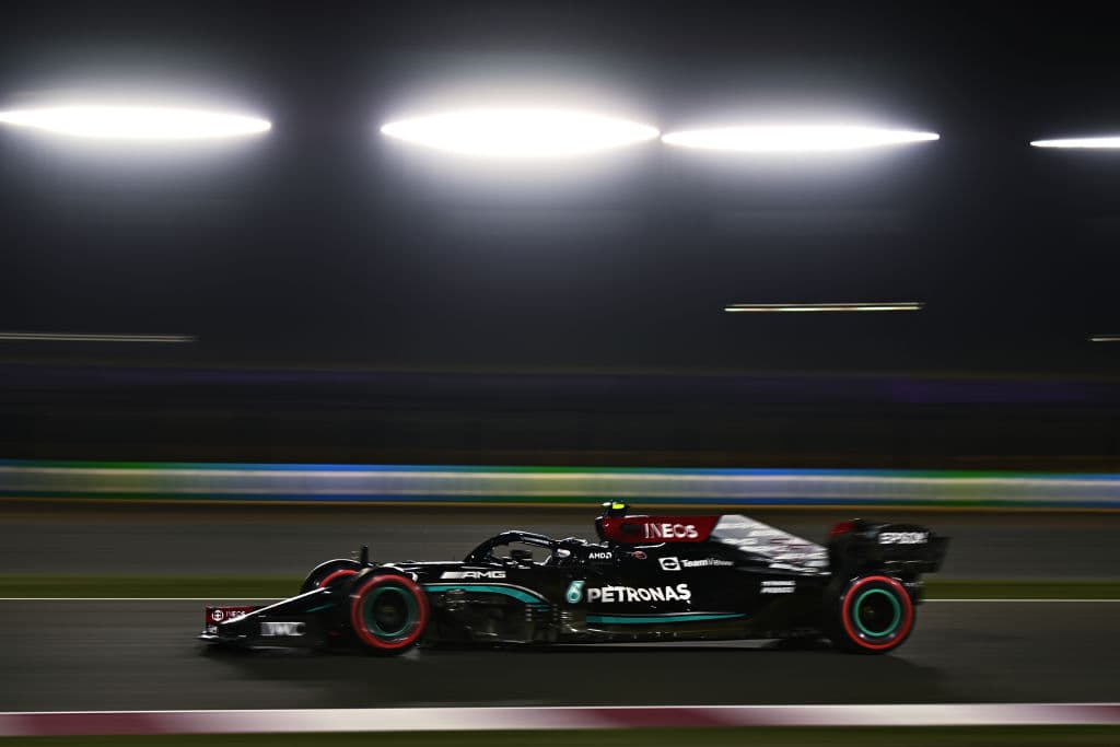 El piloto mexicano Sergio Pérez, quien había quedado octavo en los entrenamientos libres del viernes, saldrá desde la décimo primera posición del Gran Premio de Qatar luego de que no logró clasificar a la Q3.El siete veces campeón del mundo inglés Lewis Hamilton, de Mercedes, arrancará primero en el debutante Gran Premio de Qatar, el vigésimo y antepenúltimo del Mundial de Fórmula Uno, tras haber dominado este sábado la calificación disputada en el circuito de Losail.