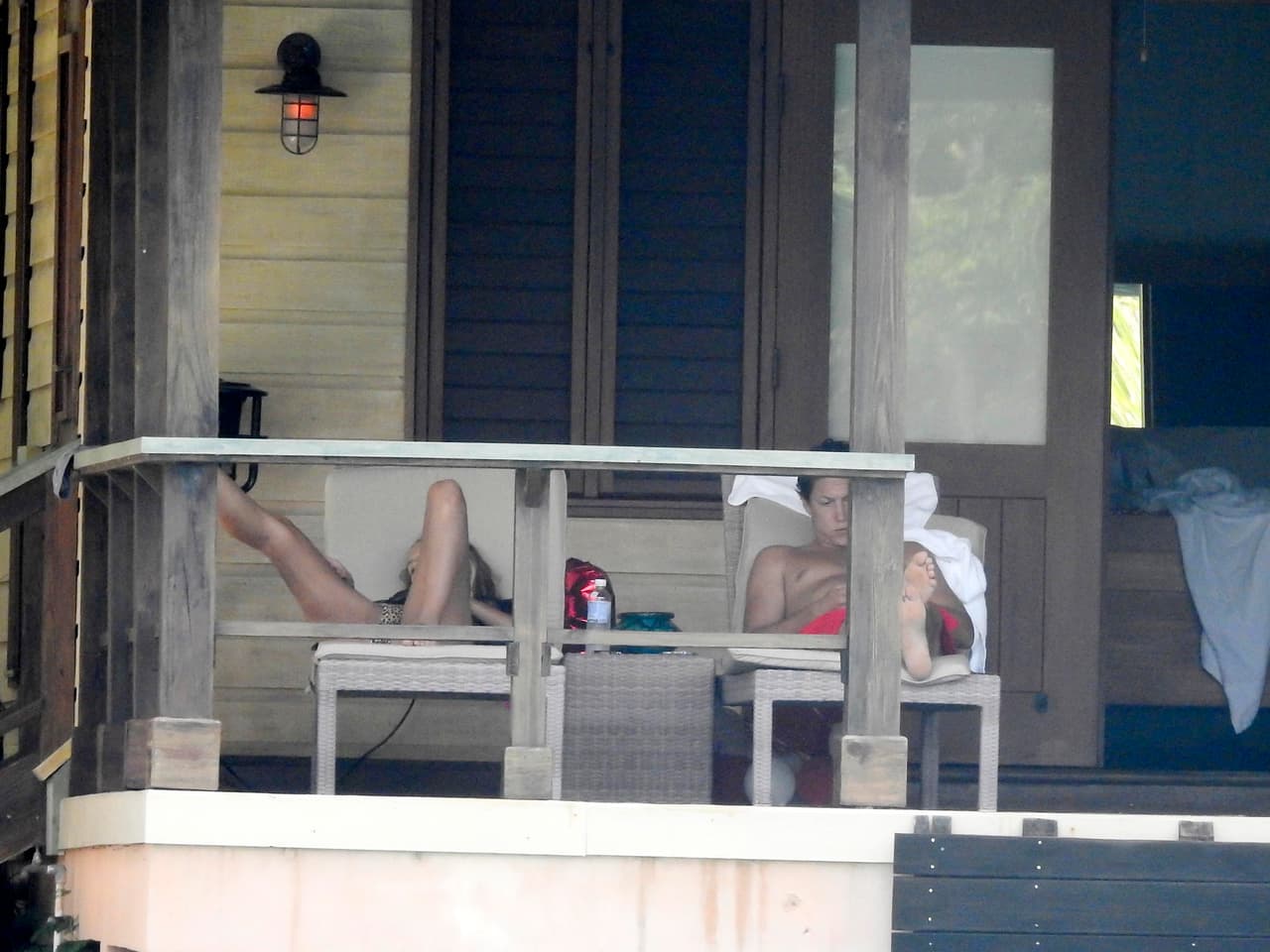 ¡Y así se relajaban en su suite de lujo! ¡Qué buena vida se dieron!