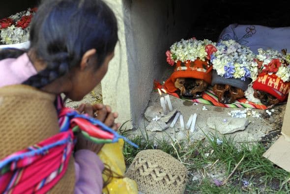 La señora Rita agregó 'Nosotros no creemos en Halloween, no creemos en Todos los Santos sino en la festividad de las ñatitas' en una entrevista con el canal de televisión Bolivisión.
