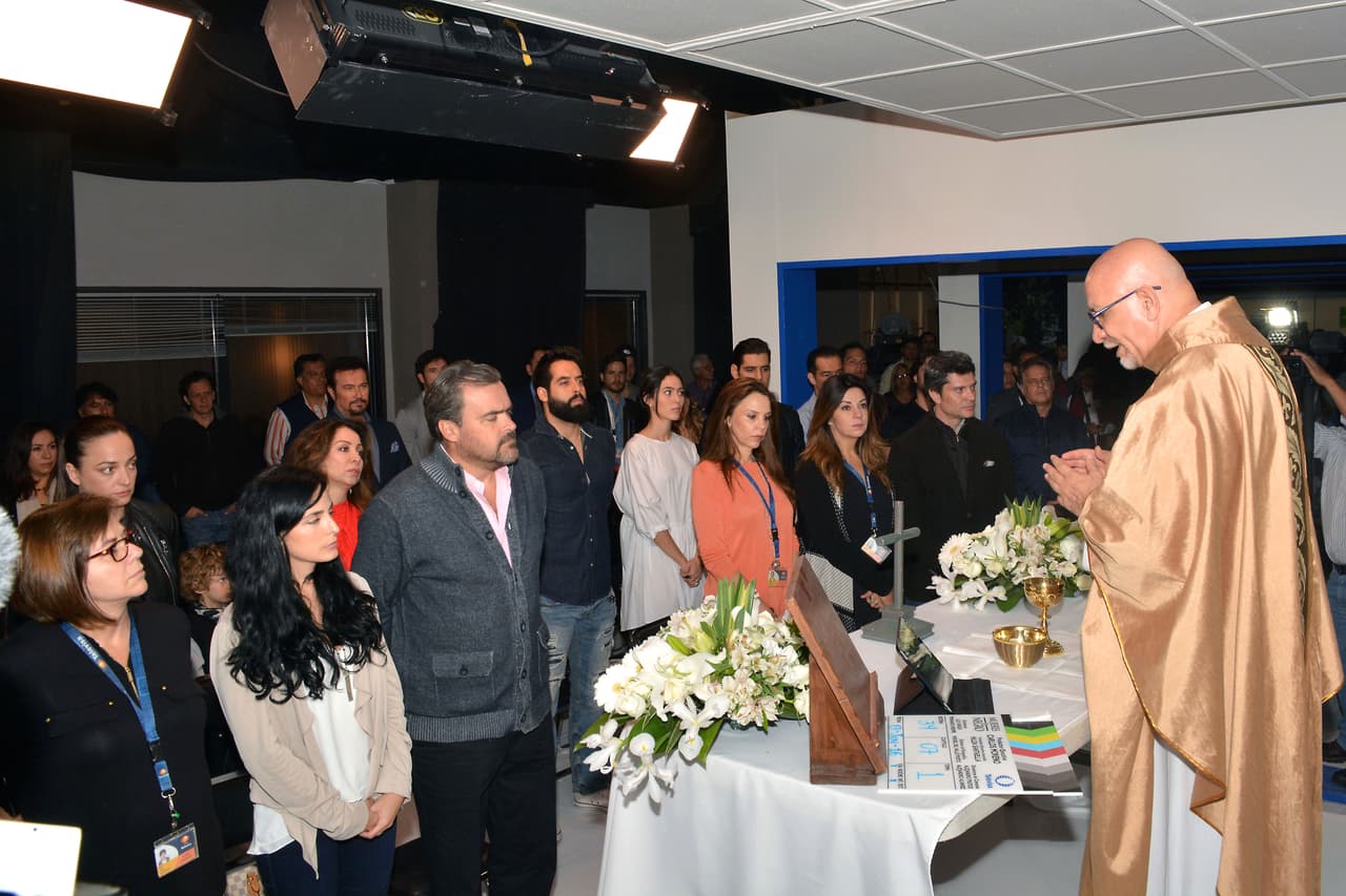 Toda la producción estaba muy atenta en la misa y participaron en todas las oraciones pidiendo que les fuera muy bien con el arranque de la serie.