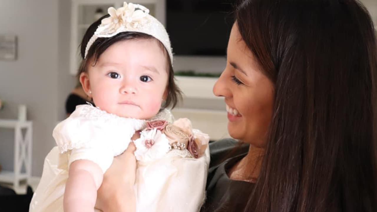 Mientras tanto para
<b><a href="https://www.univision.com/local/houston-kxln/es-muy-dificil-beneficiara-de-daca-se-encuentra-varada-en-mexico-luego-de-que-le-negaran-su-regreso-a-eeuu-video">la joven madre</a></b> la preocupación principal es su familia, sobre todo su bebé, “mi mente empezó a pensar muchas cosas, qué va a pasar con mi familia, nuestra casa, con mi carrera, con Roberto y con mi bebé. Le dije, pero ¿qué va pasar con mi bebé? y me dicen, tu bebé y tu esposo van a estar bien.