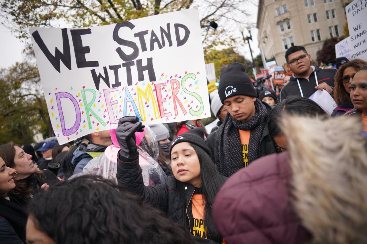 "Estamos con los soñadores”, se lee en otro de los carteles. 
<a href="https://www.univision.com/noticias/inmigracion/conoce-a-martin-batalla-uno-de-los-dreamers-que-llevo-al-gobierno-a-la-corte-suprema-para-defender-daca">Los defensores del programa, entre ellos la Universidad de Princeton, Microsoft y la dreamer María Perales</a>, alegaron que la decisión del presidente, de cancelar DACA, violó la 5ta Enmienda de la Constitución que garantiza que la ley debe proteger a todos por igual.