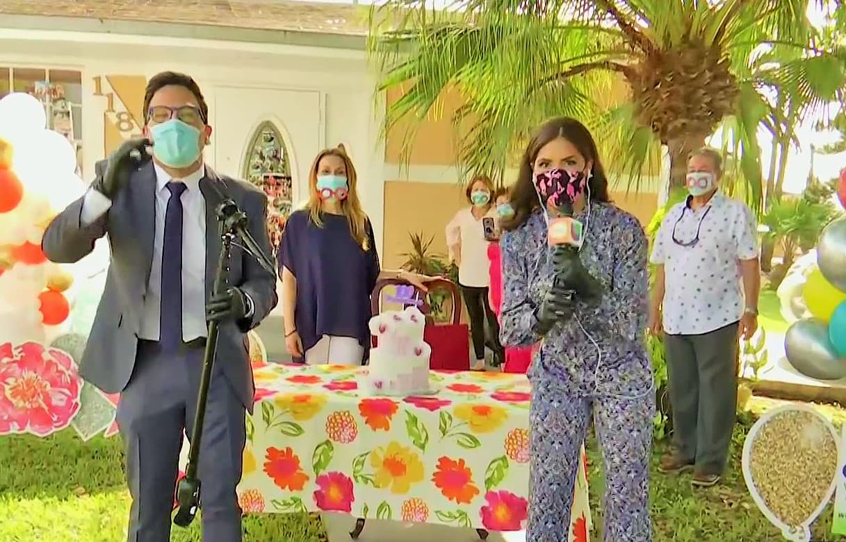 Sigilosamente, nuestros conductores se instalaron en el jardín de Mercedes. La familia de la cumpleañera también esperaba en medio de una espectacular decoración de globos cortesía de @decoart.eve.