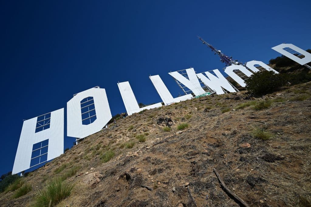 Con más de 400 galones de pintura, las enormes letras fueron preparadas para la celebración de sus 100 años en el sur del Monte Lee, de Los Ángeles, California.