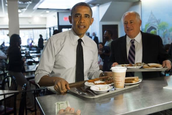 En una rápida visita del presidente a Chicago este aprovechó su tiempo al máximo desayunando en Valois su restaurante favorito en Hyde Park con el gobernador de IL Pat Quinn