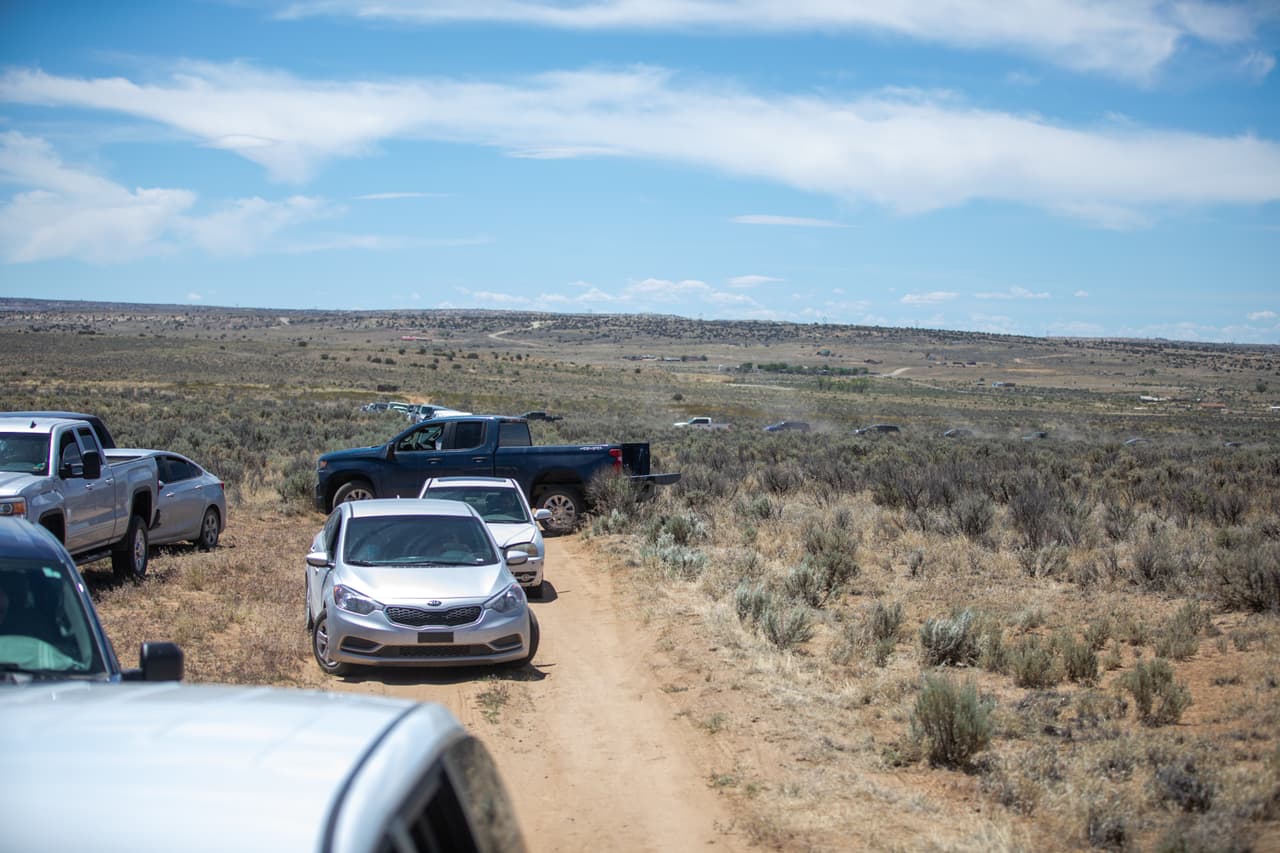 La gente espera en sus vehículos para recibir alimentos, agua y otros suministros en la Reserva de la Nación Navajo, Nuevo México.