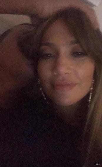 Durante su estancia en el Caribe, la diva del Bronx publicó una fotografía en su cuenta de Instagram, en ella aparecía en primer plano, acostada, junto a A-Rod, quien la besaba cerca de la frente y acariciaba su cabeza.