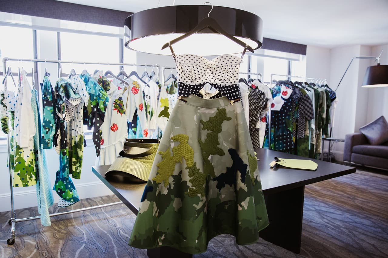 El camuflado se combina con los puntos sevillanos para transformar los estampados de la guerra, en ropa para la paz.