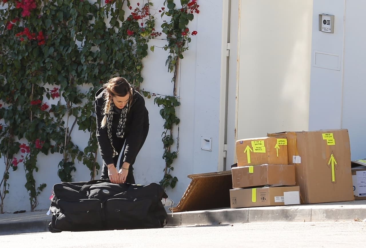 Cajas de objetos que paparazzis asumen serían utilizados en la gira 'El Dorado', han ido llegando en las pasadas horas a casa de Shakira.