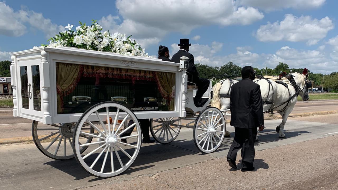 Poco antes del mediodía de este viernes, llegó la carroza con los restos de 
<b><a href="https://www.univision.com/local/houston-kxln/estoy-segura-que-estas-en-el-cielo-al-lado-de-la-virgen-de-guadalupe-hermana-de-vanessa-guillen">Vanessa Guillén</a></b> para el inicio de los servicios funerales para despedir a la soldado de Houston