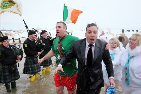 ¡Lo hizo!Mira lo congelado que quedó el comediante Jimmy Fallon luego de aceptar el reto que le hizo el alcalde de Chicago Rahm Emanuel de lanzarse a las congeladas aguas del Lago Chicago durante el Polar Plunge 2014 y con un temperatura de 2 grados
