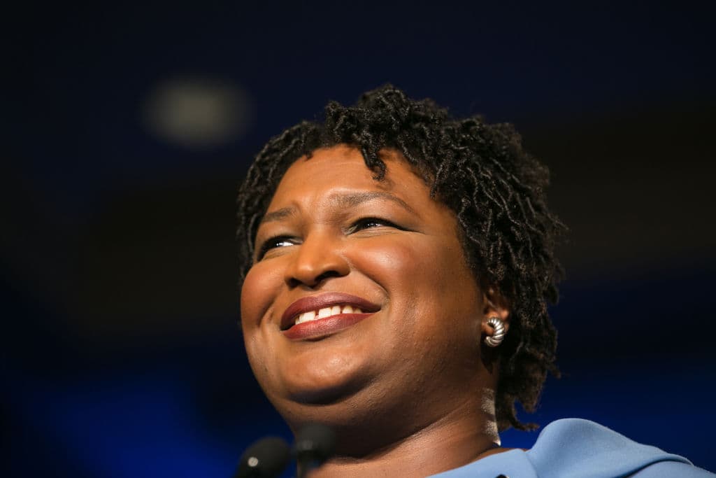 <b><a href="https://www.univision.com/noticias/elecciones-en-eeuu-2020/el-enorme-aporte-de-stacey-abrams-en-el-historico-avance-democrata-en-georgia">STACEY ABRAMS</a> (100).</b> En 2018 compitió por la gobernación de Georgia, siendo la 
<a href="https://www.univision.com/local/atlanta-wuvg/stacey-abrams-se-convierte-en-la-primera-afroamericana-candidata-a-gobernadora">primera mujer negra en aspirar a ese cargo</a>. Su capacidad de organizar masas de votantes fue fundamental para la victoria en el estado del demócrata 
<a href="https://www.univision.com/noticias/elecciones-en-eeuu-2020/trump-casa-blanca-cheque-de-ayuda-por-la-pandemia">Joe Biden en las elecciones del pasado 3 de noviembre</a>.