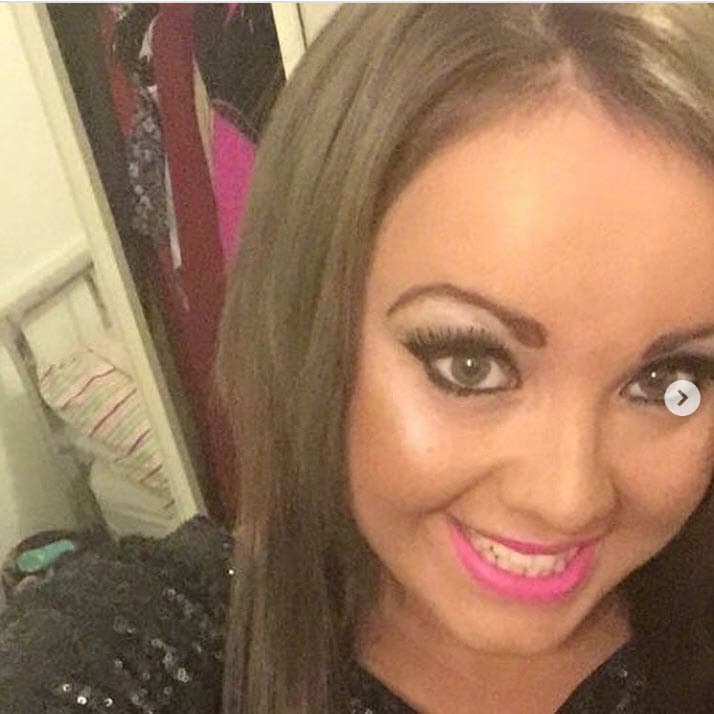 "(Antes de separarnos) 
<b>comía grandes porciones de pasta</b> o pizza y luego una barra de chocolate de tamaño familiar", dijo la reina de belleza en declaraciones citadas por el diario británico 
<b><a href="https://www.mirror.co.uk/news/real-life-stories/bride-dumped-being-too-fat-21575575" target="_blank">The Mirror. </a></b>
<br>