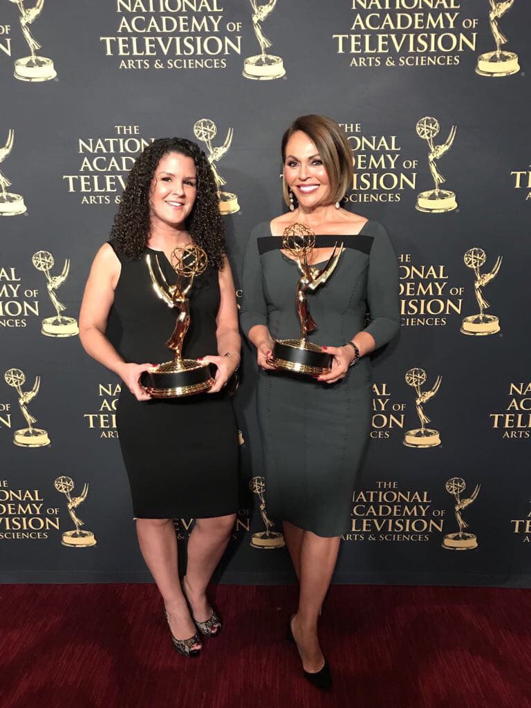 María Elena Salinas con Jeannette Casal Miranda, jefa de asignaciones de Aquí y Ahora, recibiendo el pasado 5 de octubre de 2017 los 2 Emmys de Aquí y Ahora por ser el mejor programa de noticias en español y por la mejor cobertura de última hora.