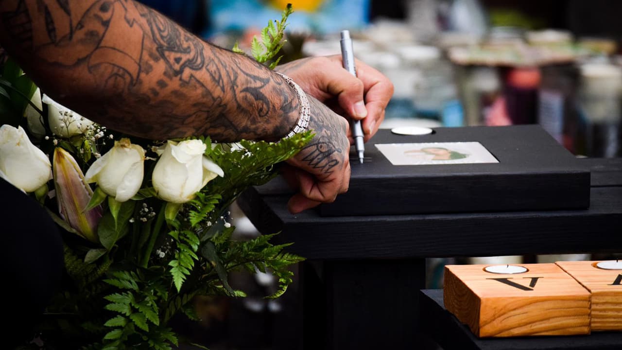 La ceremonia del 
<b><a href="https://www.univision.com/local/houston-kxln/junto-al-feretro-de-su-hija-la-madre-de-vanessa-guillen-encabeza-el-homenaje-postumo-a-la-soldado-asesinada-video">último adiós</a></b> a Vanessa Guillén se llevó a cabo el sábado 15 de agosto del 2020. Entre los asistentes estuvieron la congresista Sylvia García y el jefe de la policía de Houston, Arturo Acevedo, que indicó que la familia se despidió de la soldado después de realizarle la segunda prueba de 
<b><a href="https://www.cdc.gov/genomics/gtesting/genetic_testing.htm" target="_blank">ADN</a></b>.