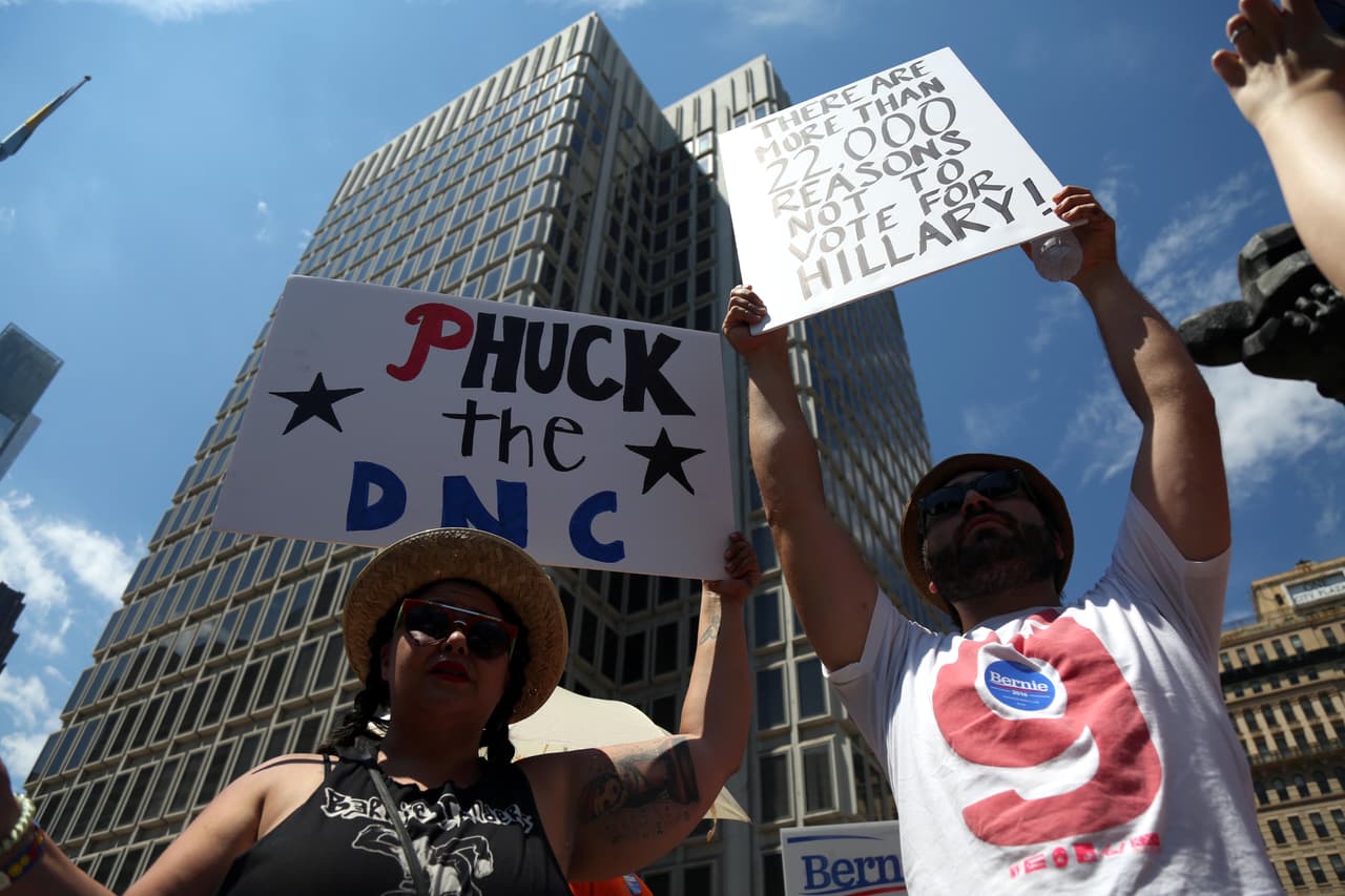 Manifestantes pro-Bernie Sanders protestan contra el Partido Demócrata frente al City Hall en Filadelfia el 24 de julio de 2016.