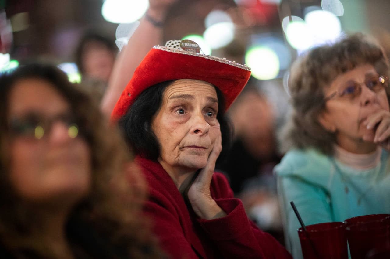 Una partidaria de Donald Trump en Shelby, Michigan, escucha el discurso que pronunció el mandatario en la madrugada. Expertos calculan que la cantidad de votos no contabilizados podrían darle la victoria definitiva a Joe Biden.
<br>