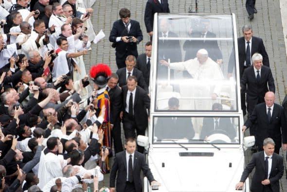 Así se retiró el papa Francisco al final de la celebración.