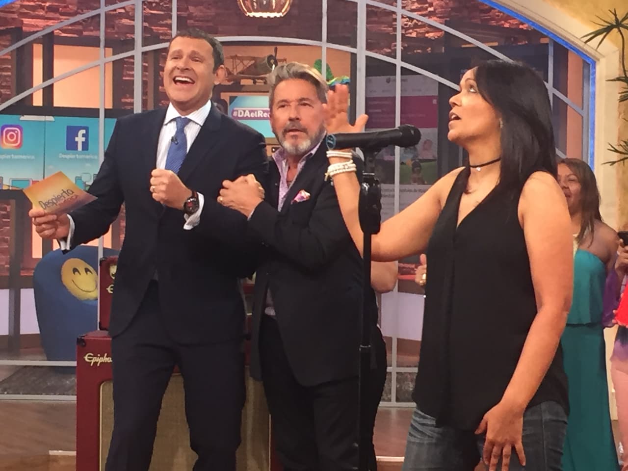 Reímos y nos sorprendimos con el talento de las fans de Montaner cantando sus canciones.