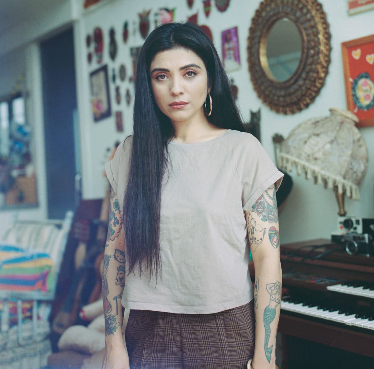 Mon Laferte
<br>La chilena se lucirá en todas las dimensiones: está nominada, es presentadora y cantará.