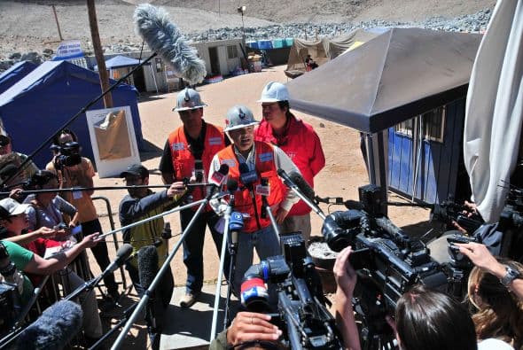 Respecto de la posibilidad de que el presidente Piñera no esté en el momento del rescate por su gira a Europa, Golborne señaló "que sería una lástima".