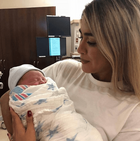 Andrée Martínez, cuñada de Ana, tampoco podía perderse este momento especial y lo compartió en sus redes: "Gracias por venir al mundo y llenarnos de amor".