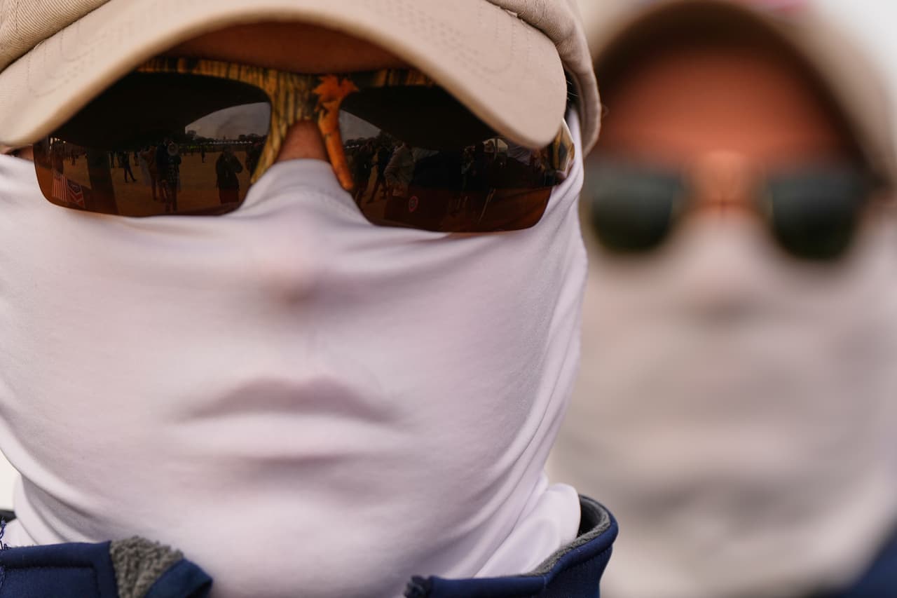 Patriot Front es una organización activista, neofascista y nacionalista blanco estadounidense. Mantiene una estética estadounidense, utilizando imágenes de la cultura, el patriotismo y otros valores. Según la Liga Antidifamación, el grupo generó el 82% de la propaganda racista, antisemita y de odio en 2021 en los Estados Unidos.