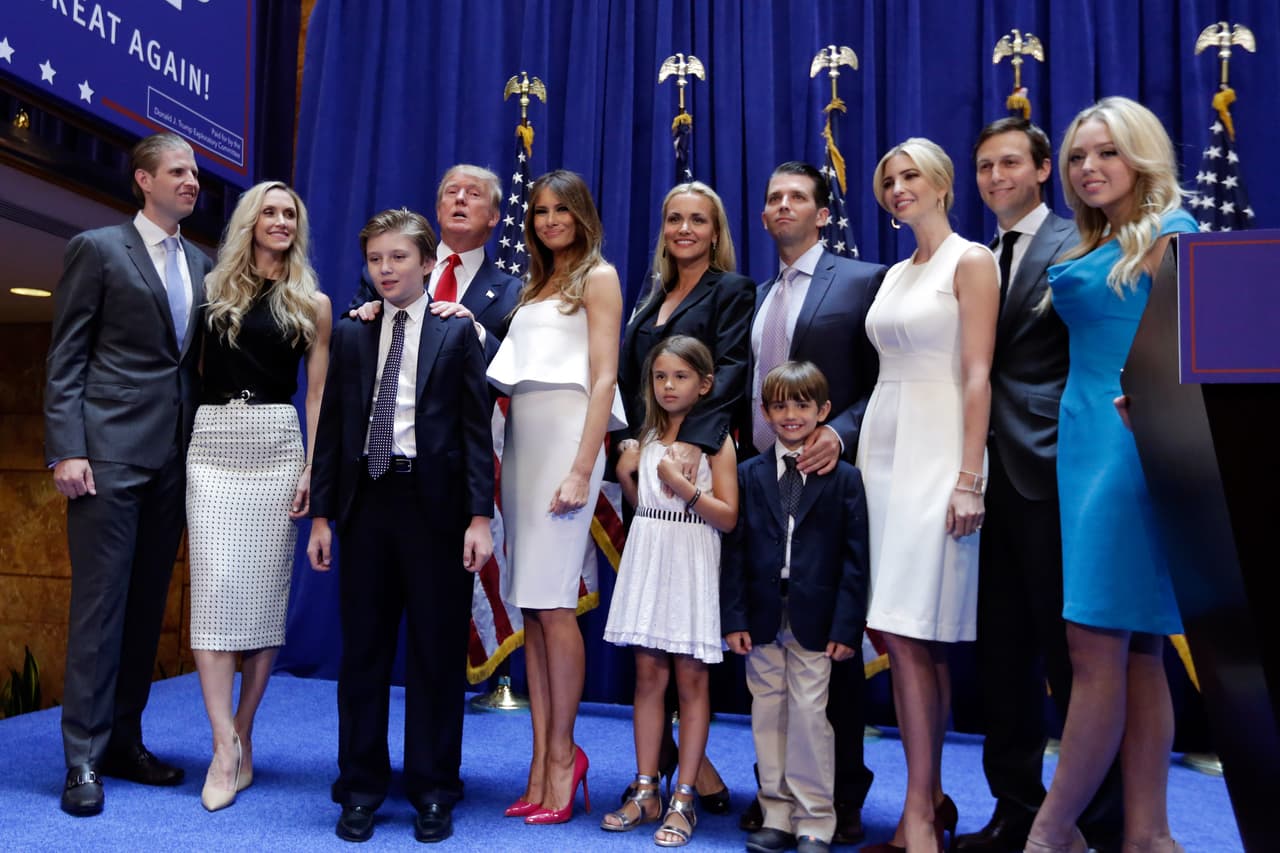 <b>En esta fotografía Donald Trump posa con su familia luego de anunciar su postulación a la presidencia el martes 16 de junio de 2015. </b>De izquierda a derecha: Eric Trump con su esposa Lara Yunaska; Barron y Melania Trump; Vanessa Haydon y Donald Trump Jr (entonces casados); Ivanka Trump y su esposo Jared Kushner; Tiffany Trump. En la primera fila Kai y Donald III, hijos de Trump Jr.