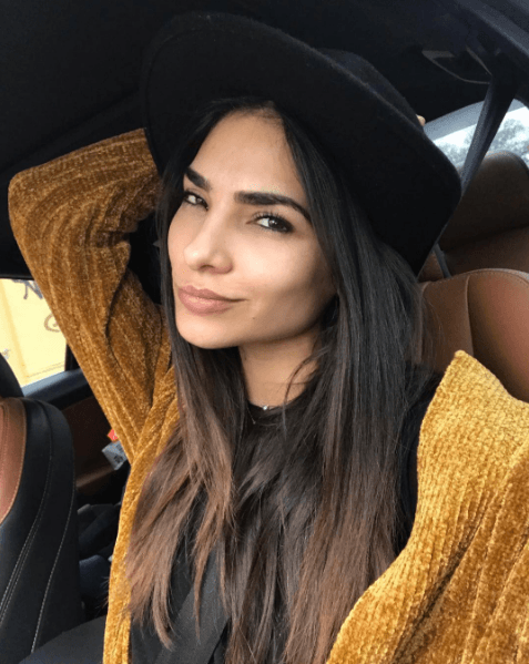 Ella no requiere de un mínimo makeup para verse radiante.