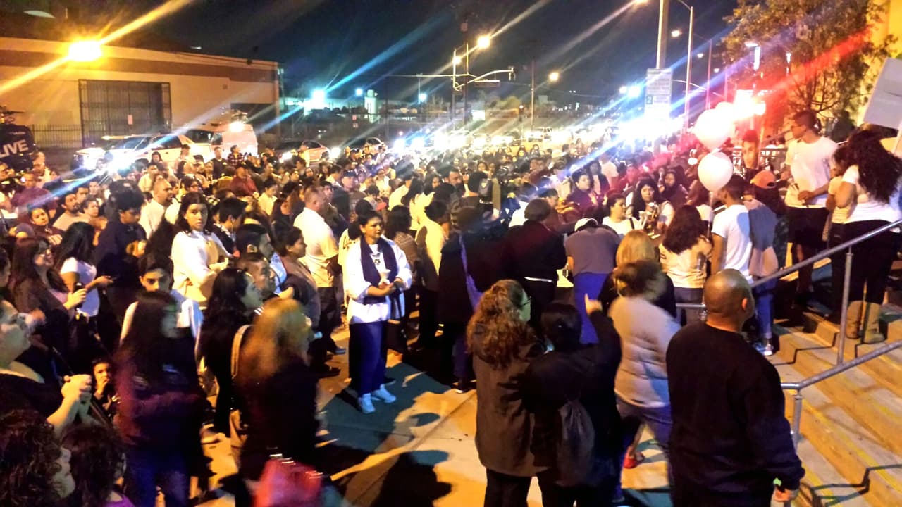 Asistentes a la vigilia recorrieron el camino que se supone Elías caminaría ese día que se lo llevó el agua.