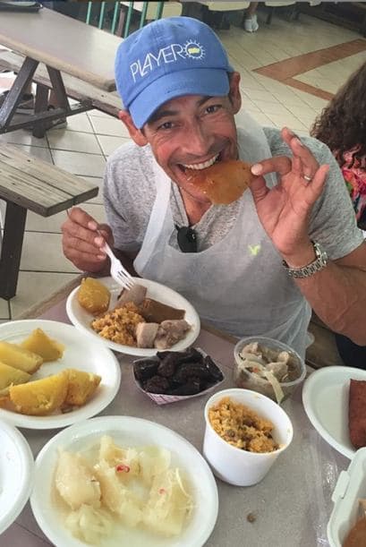 ¡Cómo sufre! A Johnny se le nota muy contento comiendo un rico 'Cuerito de lechón'.