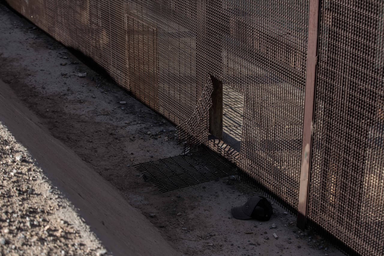 En la verja de El Paso es común ver zonas en las que los inmigrantes cortaron la estructura para poder entrar a Estados Unidos sin entregarse a la Patrulla Fronteriza. Los agentes aseguran que quienes se encargan de hacer los cortes son los coyotes.