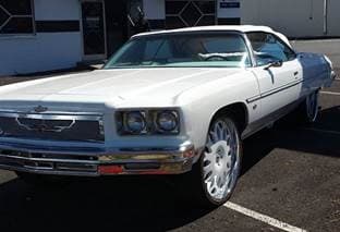 En fotos: Roban auto clásico y buscan a los sospechosos.Los detectives de la División Westover del Departamento de Policía de Charlotte-Mecklenburg están solicitando la asistencia del público para identificar la participación de los sospechosos en el robo de un auto clásico. De acuerdo a la policía, un sospechoso cortó la cerradura de una cerca y robó un remolque que contenía un Chevy Caprice 1975 (el vehículo había sido personalizado). El tráiler tiene ruedas antideslizantes rojas en la parte trasera. El vehículo sospechoso es un Chevrolet de color blanco con etiquetas adhesivas en la parte superior derecha y en la parte superior izquierda de la ventana trasera. El vehículo tiene daños en la salpicadera delantera derecha y tiene llantas negras. La policía indica que el sospechoso estaba vestido de negro con la cara cubierta y con guantes. Cualquier persona con información sobre este incidente o con la capacidad de identificar al sospechoso, al remolque o al vehículo que se muestra a continuación debe llamar al 911. El público también puede dejar una sugerencia anónima llamando a Crime Stoppers al 704-334-1600 o visitando su sitio web enhttp://charlottecrimestoppers.com/