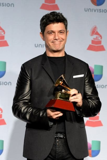 El cuero fue una de las tendencias que pudimos apreciar en vestidos y hasta sacos. ¡Miren el de Alejandro Sanz!
