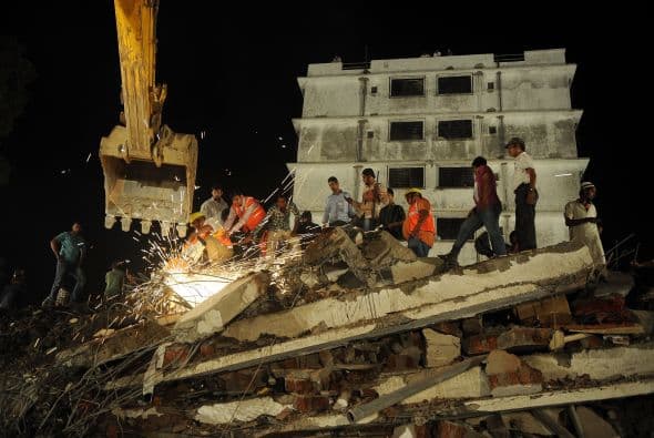 "No podía aguantar en pie debido a la mala calidad de los materiales empleados por los constructores", declaró el responsable de la célula local de catástrofes, citado por el diario.