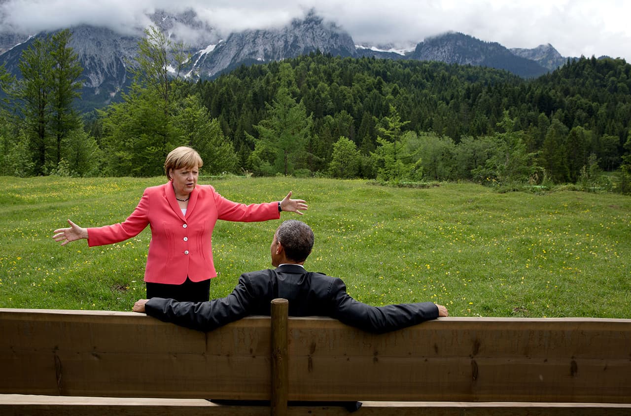 <b>Diálogo en la montaña</b>. La canciller alemana Ángela Merkel conversa con Barack Obama antes de la foto oficial de la reunión del G-7 en Alemania, 2015.