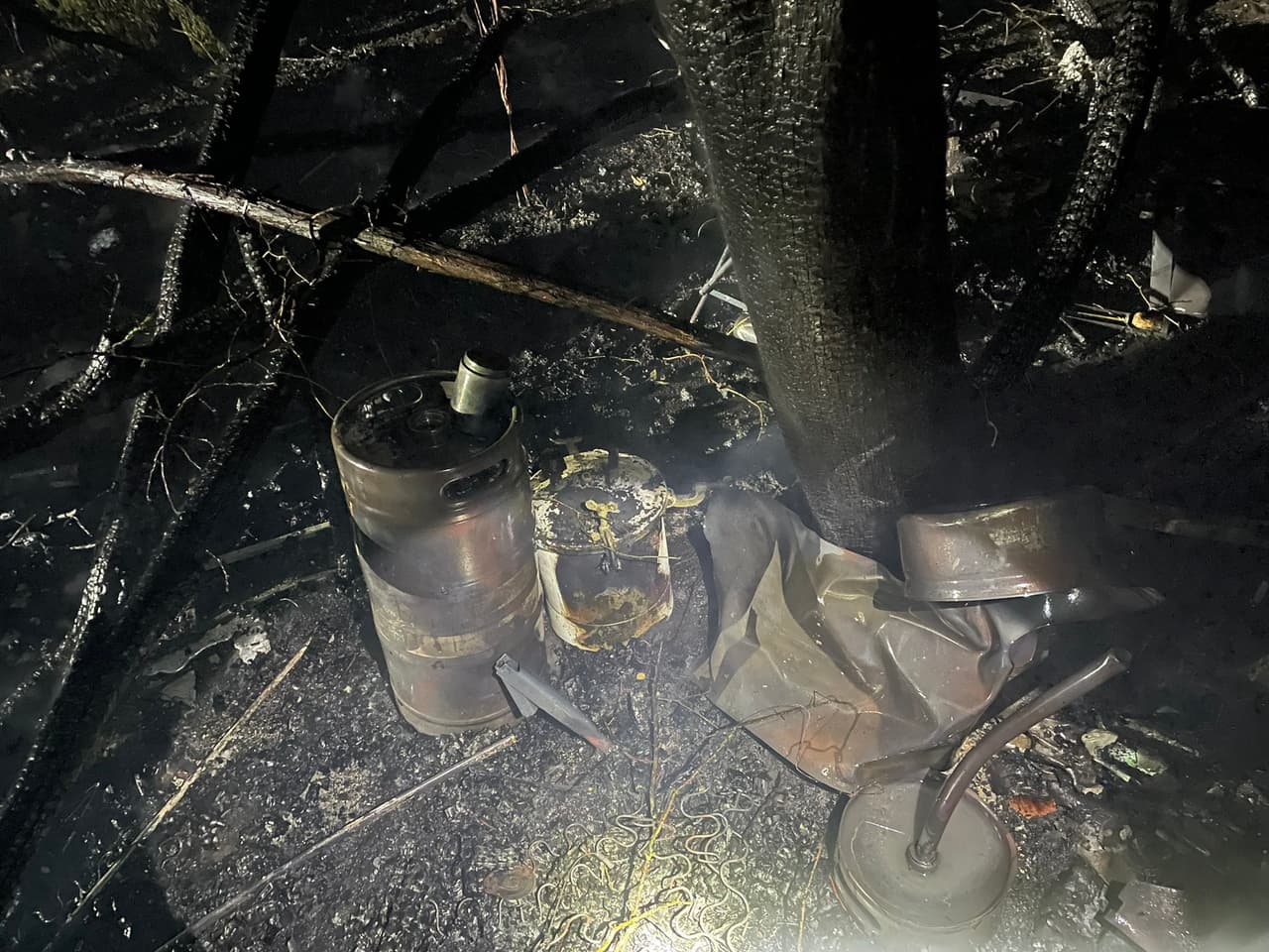 Barriles descartados provocan incendio en un campamento de indigentes en Austin