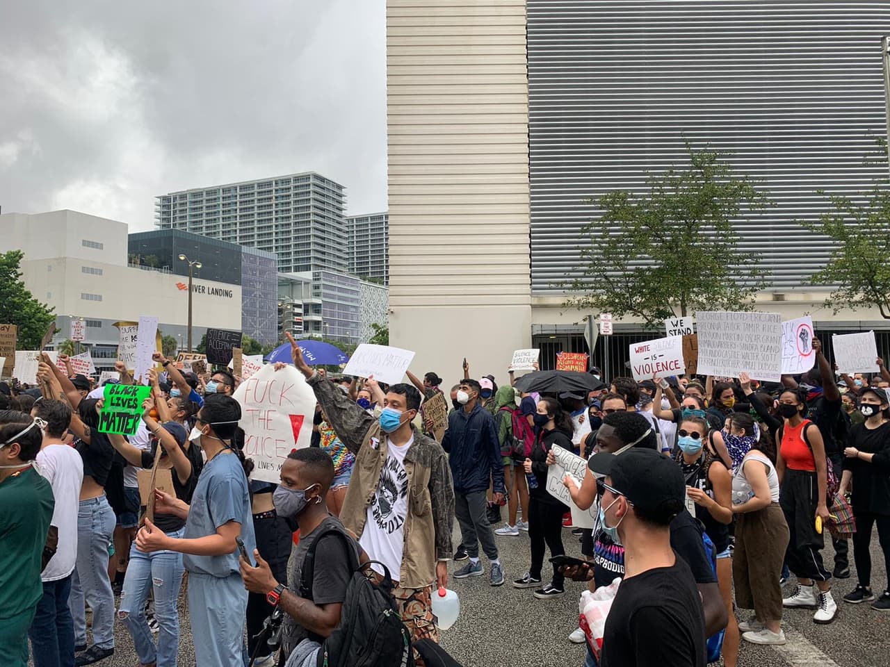 Estuvieron toda la tarde mostrando sus pancartas y vociferando consignas, en un ambiente ameno y pacífico. 
<br>