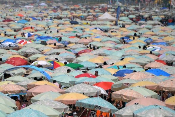 El fuerte calor empujó a los cariocas y turistas a las famosas playas de Copacabana e Ipanema.