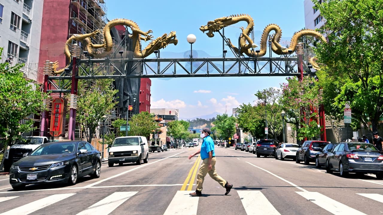 "Tenemos mucha gente enferma": condado de Los Ángeles pasa a la categoría media de contagios por coronavirus