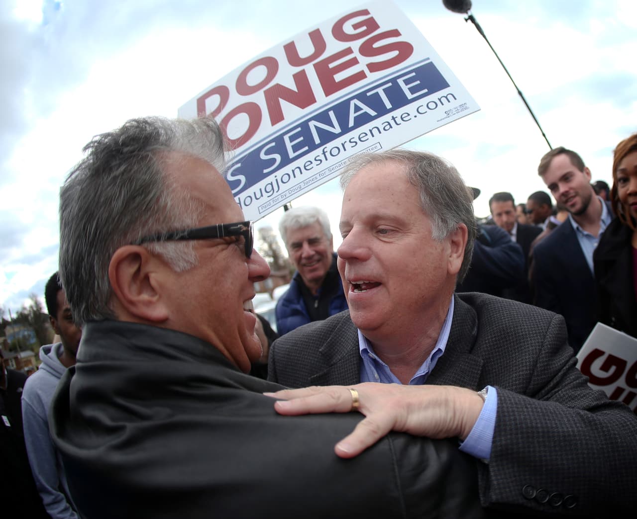 Jones fue saludado por varios partidarios después de depositar su voto. Varios votantes republicanos han asegurado que votarán por el demócrata Jones en esta contienda.