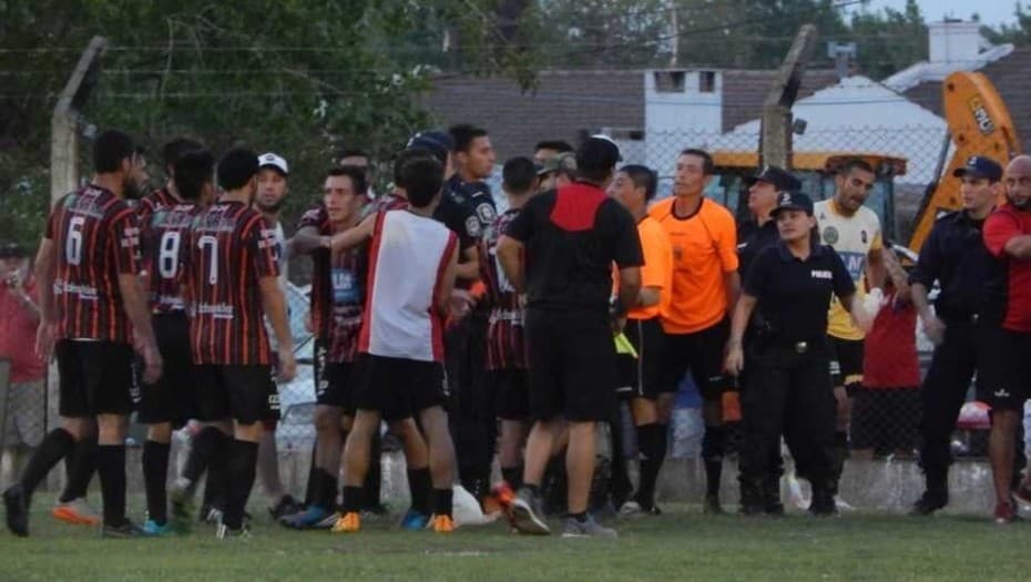 Una de las más recientes, y que también involucra a los jueces, se dio en en el 2016 en el fútbol argentino. Claudio Elrichi fue objeto de una brutal golpiza por parte de jugadore sy aficionados del Sarmiento de Ayacucho.