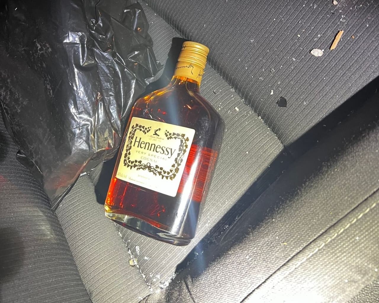 Dentro del vehículo había bebidas embriagantes, como cervezas de las marcas Ultra y Modelo, así como coñac Hennessy.
<br>