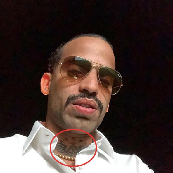 Ahí lleva diseñado el logo de su nombre artístico, con la A de Arcangel, unas alas y una nota musical.
<br>
<br>