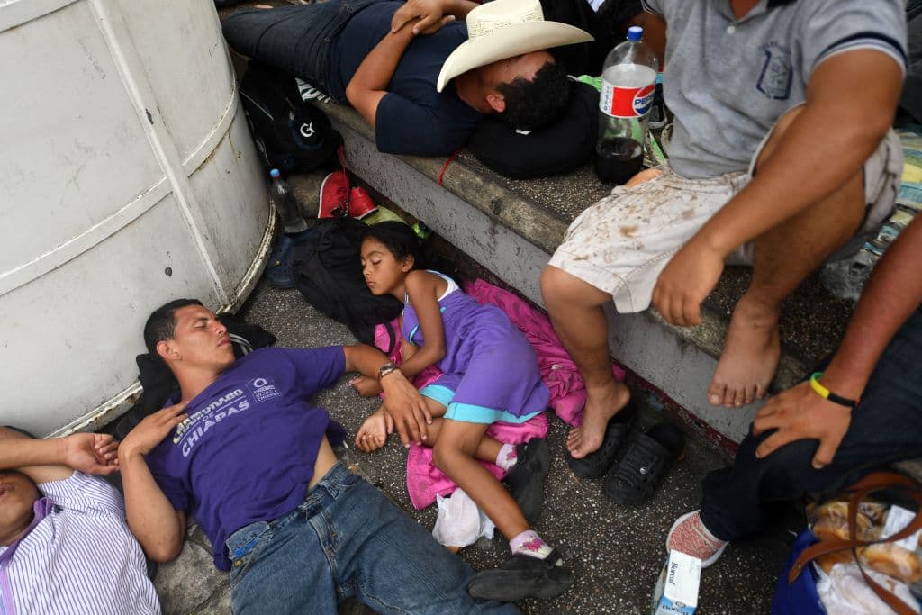 Migrantes centroamericanos descansan este domingo 21 de octubre en la plaza central de Tapachula, en el estado de Chiapas, México.