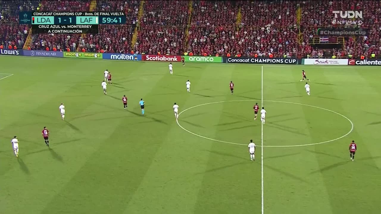 ¡TIRO ATAJADO! disparo por Celso Borges.