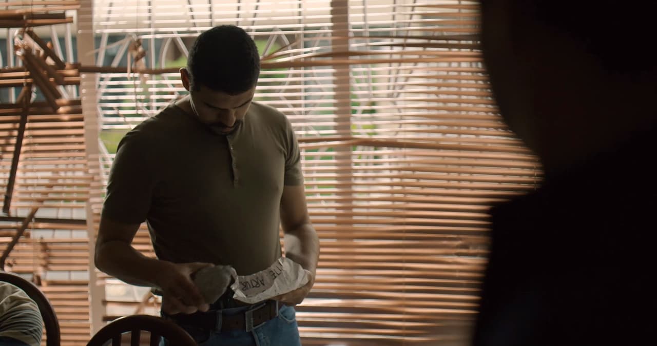 Toño descubrió la piedra con el papel atado, la desenvolvió y entregó el papel a ‘El Chapo’.