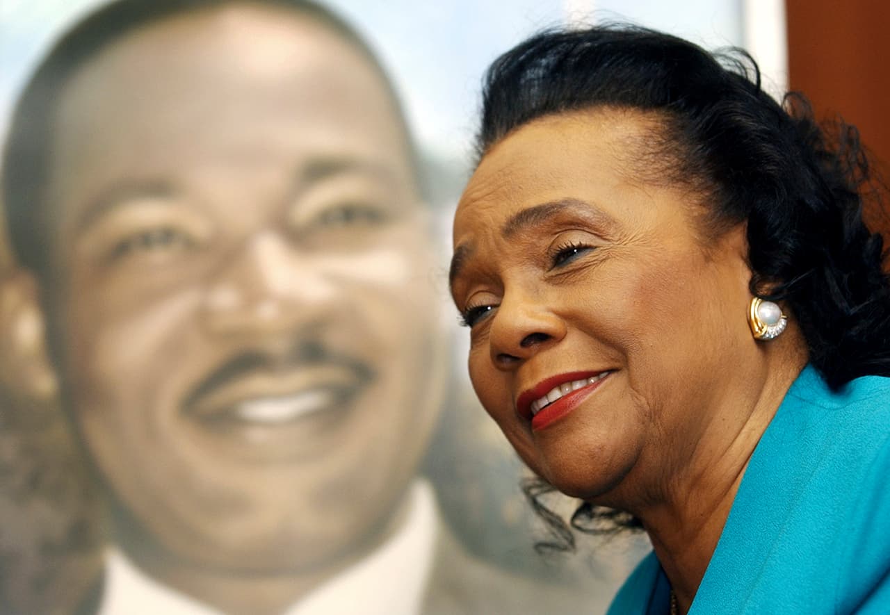 <b>Otras pioneras de los derechos humanos |</b> Coretta Scott King, viuda del líder de los derechos humanos de Estados Unidos Martin Luther King Jr. que continuó su legado tras su asesinato.
<br>
<br>Fundó el Centro para el Cambio Social Sin Violencia en Atlanta y escribió, entro otros, el libro 'My Life with Martin Luther King, Jr.'.